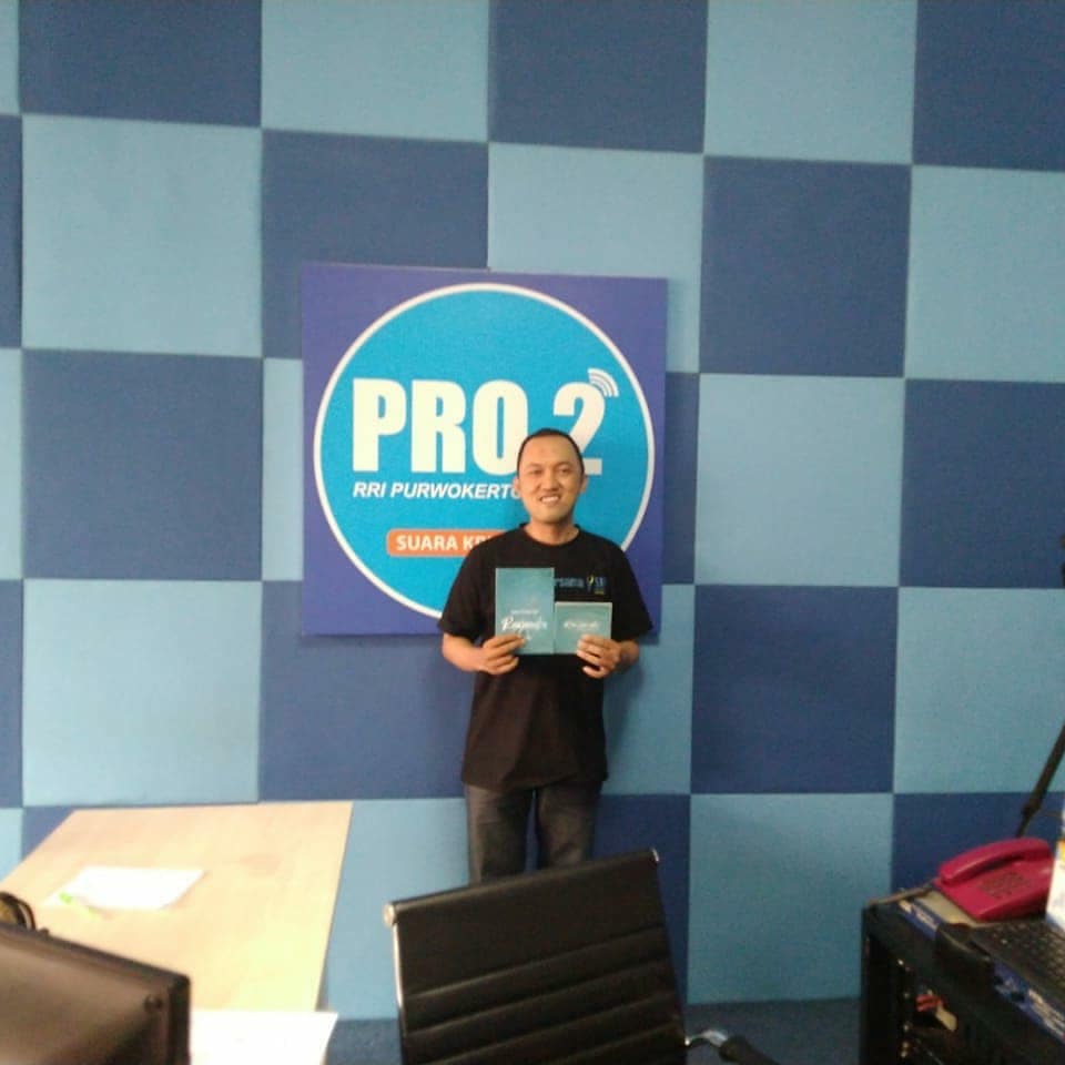 suasana peluncuran album renjanaku di pro2 rri purwokerto 3