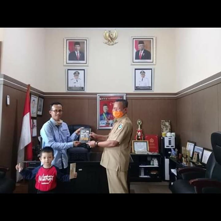 penyerahan buku toponimi desa di kecamatan namang