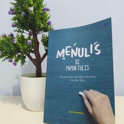 “Menulis di Papan Tulis” Menanamkan dan Menumbuhkan Karakter Baik