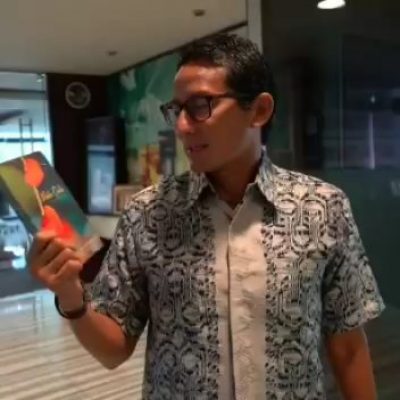 Sandiaga Uno Mempromosikan Salah Satu Buku Terbitan SIP