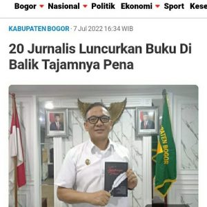 Plt Bupati Bogor Iwan Setiawan memperlihatkan buku Di Balik Tajamnya Pena