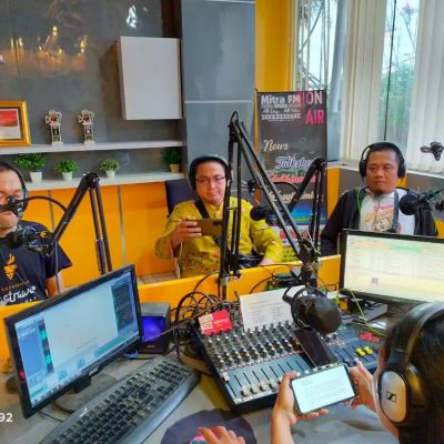 Ngobrol tentang acara Aksara (Aktualisasi Sastra dalam Suara) di Mitra FM