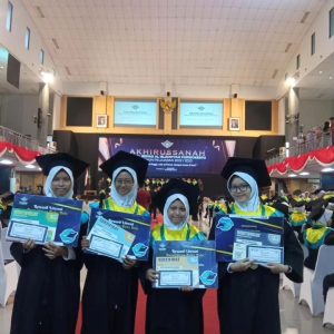 Peluncuran 4 buku Solo Warnai Wisuda SMP Al Irsyad