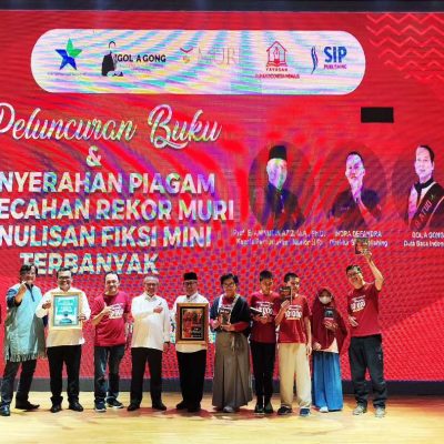 Acara Peluncuran Buku Kumpulan Fiksi Mini sekaligus Penyerahan Piagam Rekor MURI untuk Penulisan Fiksi Mini Terbanyak