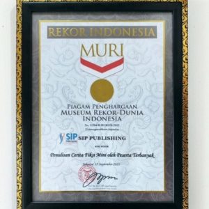 Piagam penghargaan dan medali dari Museum Rekor Dunia Indonesia (MURI)